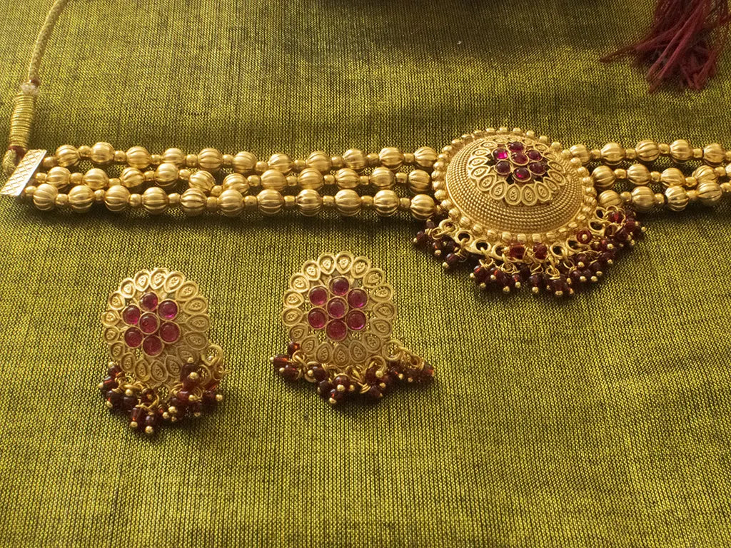 Gold Elegant Choker set round centre piece